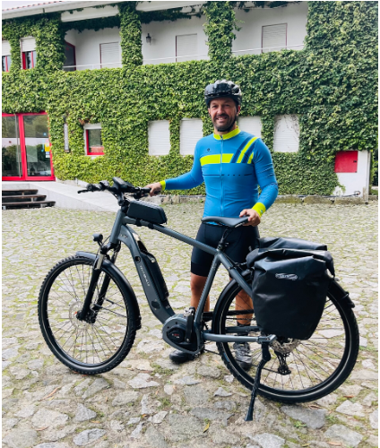 Lino Brito com uma bicicleta elétrica