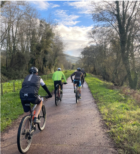 Grupo de ciclistas num passeio da Brito Bike Travel
